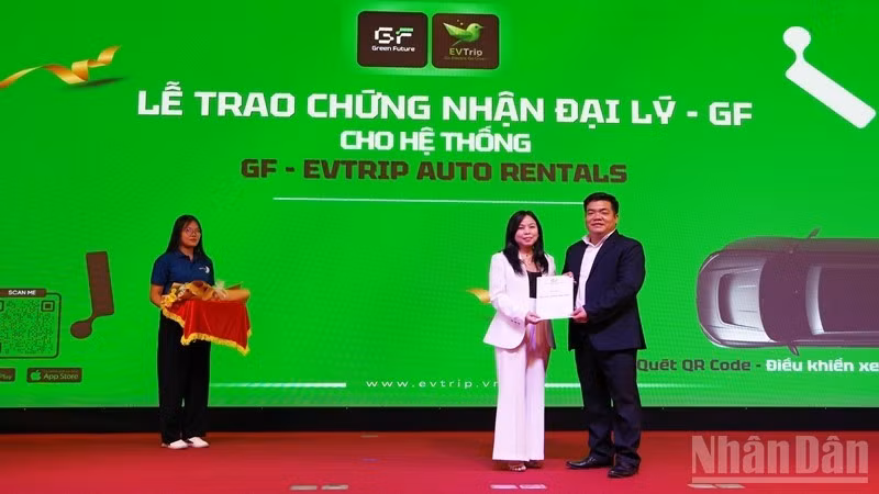Trao chứng nhận đại lý chính thức của Green Future (GF) cho hệ thống EVTRIP.