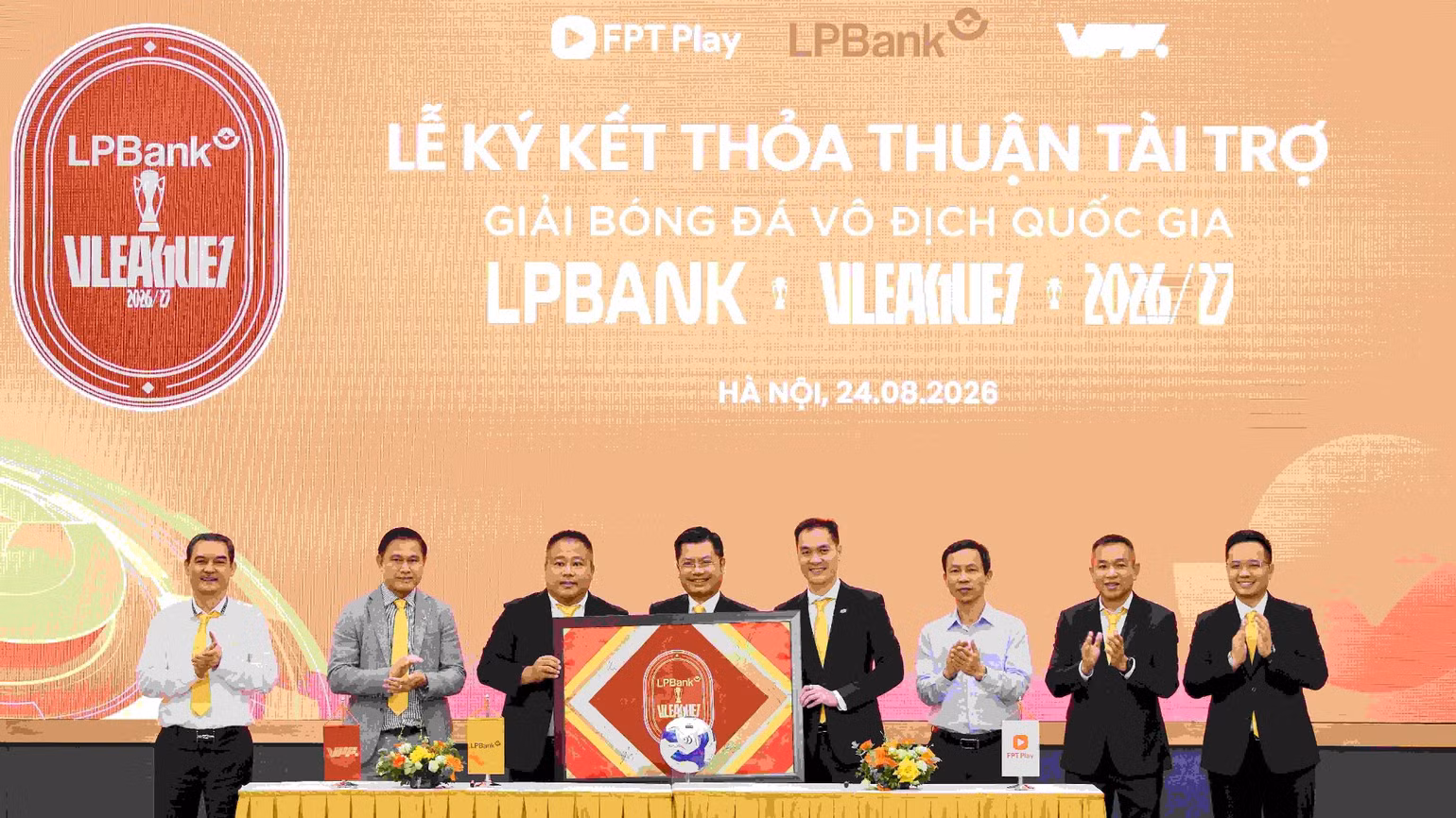 24-8-4-khoanh-khac-trao-bang-danh-vi-cho-dai-dien-lpbank-3509.jpg