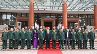 Tổng Bí thư, Chủ tịch nước Nguyễn Phú Trọng, Bí thư Quân ủy Trung ương; Đại tướng Ngô Xuân Lịch, Ủy viên Bộ Chính trị, Phó Bí thư Quân ủy Trung ương, Bộ trưởng Quốc phòng với các đại biểu dự Hội nghị Quân chính toàn quân năm 2020, ngày 7/12/2020, tại Hà Nội (Ảnh: TTXVN)