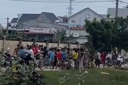 Người dân hiếu kỳ đứng tại nhà nạn nhân. (ẢNH: QUÝ NGỌC)