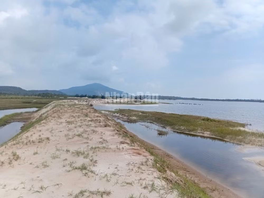 Khu vực moong mỏ của dự án mỏ sắt Thạch Khê bị bỏ hoang nhiều năm qua.
