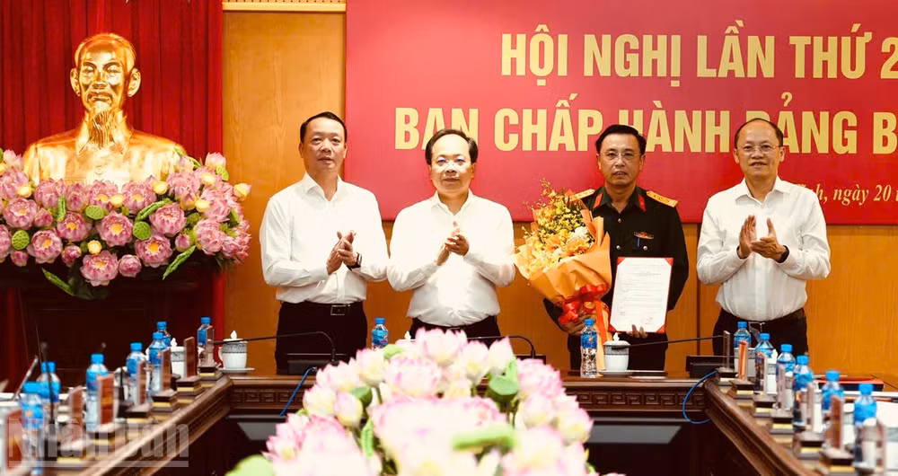 Các đồng chí Thường trực Tỉnh ủy Hà Tĩnh trao quyết định, tặng hoa chúc mừng Đại tá Phạm Văn Sâm (Ảnh: NGÔ TUẤN)