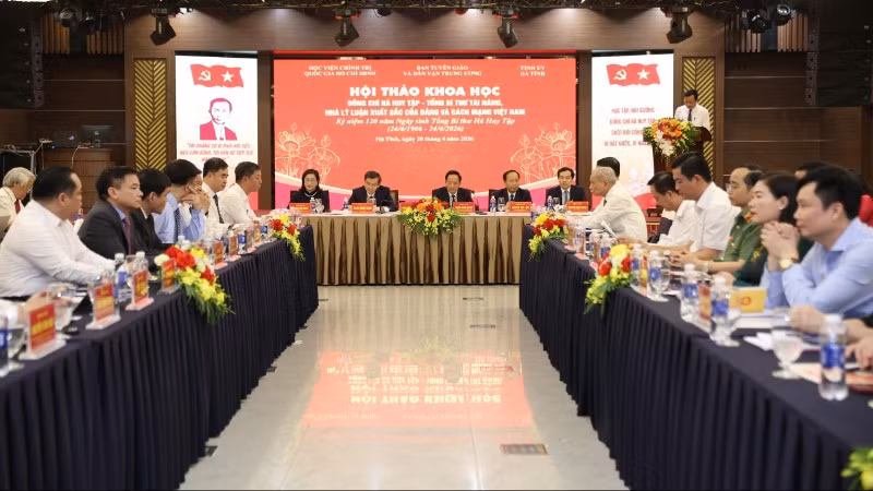 Các đồng chí Ủy viên Bộ Chính trị: Trịnh Văn Quyết, Đoàn Minh Huấn cùng đại diện lãnh đạo Học viện Chính trị Quốc gia Hồ Chí Minh, tỉnh Hà Tĩnh chủ trì hội thảo.