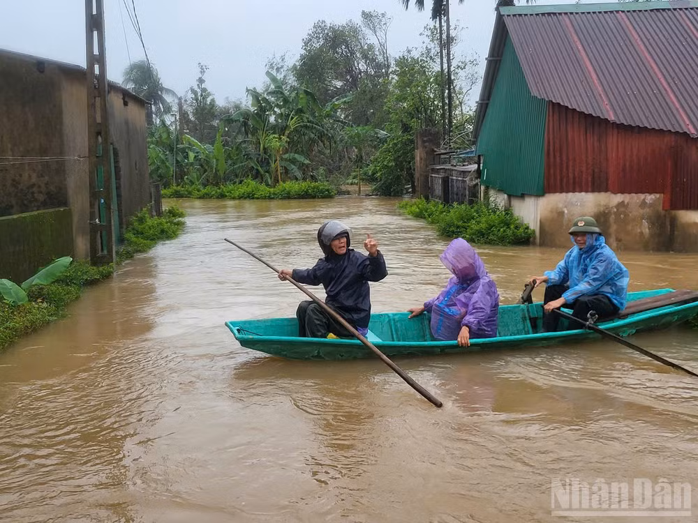 Đội xung kích các tổ dân phố phường Hà Huy Tập (Hà Tĩnh) hỗ trợ người già yếu, neo đơn sơ tán trong sáng 2/11.