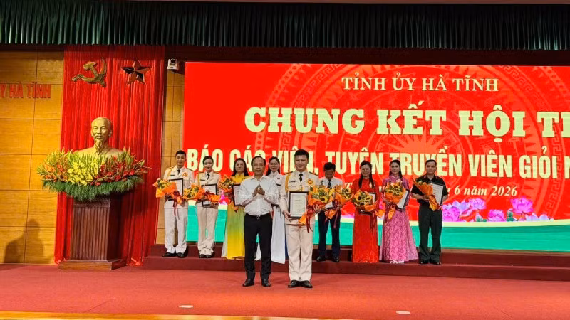 Đồng chí Nguyễn Duy Lâm, Bí thư Tỉnh ủy Hà Tĩnh, trao giải Nhất cho thí sinh Thái Hữu Tới. 