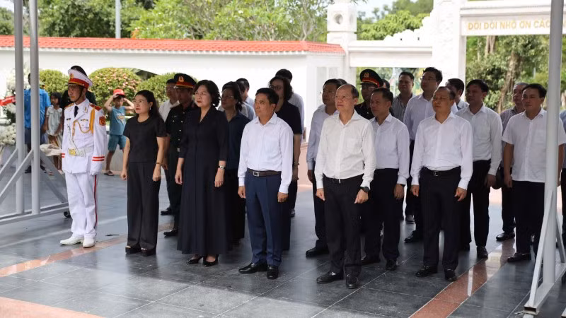 Các đồng chí lãnh đạo Quốc hội, tỉnh Hà Tĩnh dâng hương tại Khu mộ 10 nữ Anh hùng liệt sĩ, thanh niên xung phong Ngã ba Đồng Lộc.