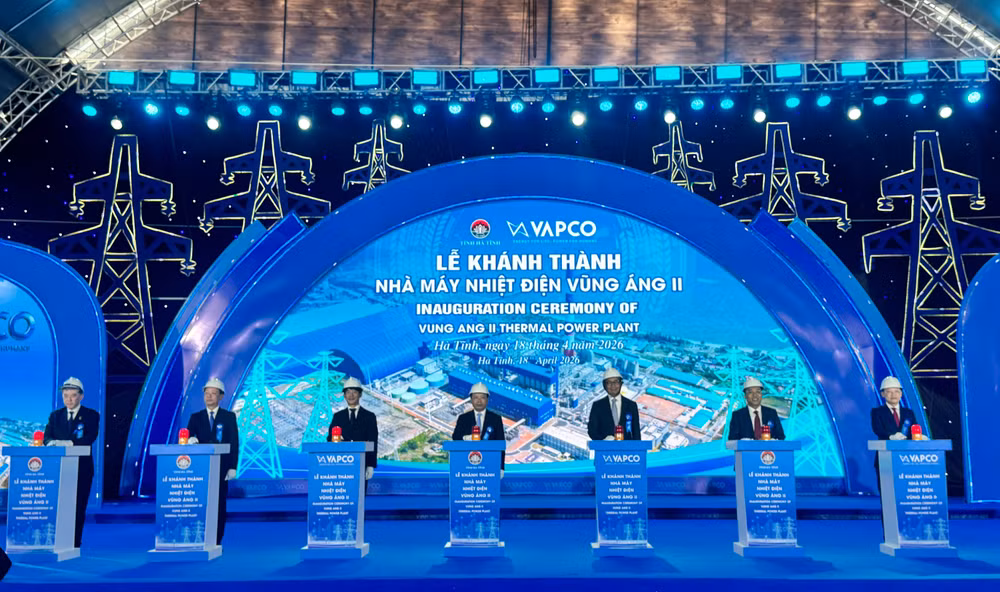 Các đại biểu thực hiện nghi thức khánh thành nhà máy.