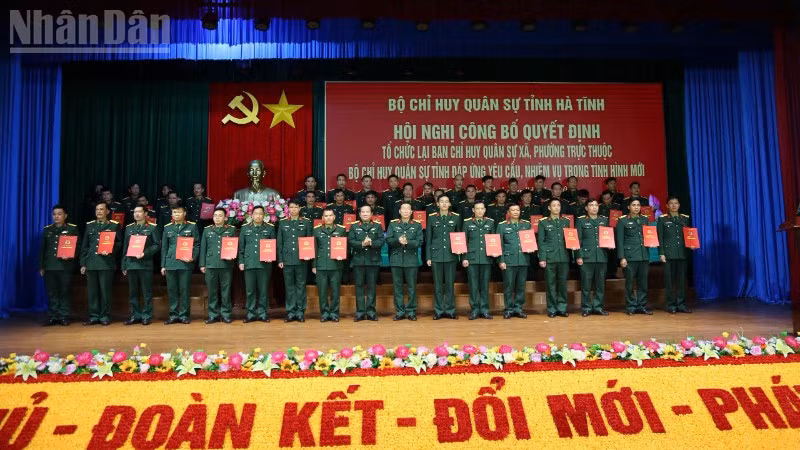 Các đồng chí đại diện lãnh đạo Quân khu IV, Bộ chỉ huy quân sự tỉnh Hà Tĩnh trao quyết định bổ nhiệm cho 69 Chỉ huy trưởng Ban chỉ huy quân sự xã, phường.