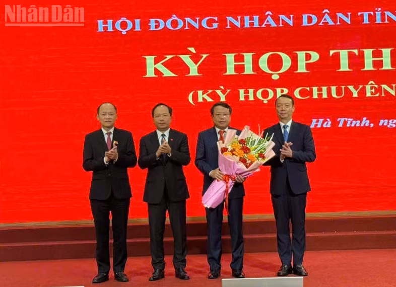 Các đồng chí Thường trực Tỉnh ủy Hà Tĩnh tặng hoa chúc mừng Tân Phó Chủ tịch Thường trực Hội đồng nhân dân tỉnh Hà Tĩnh Dương Tất Thắng.