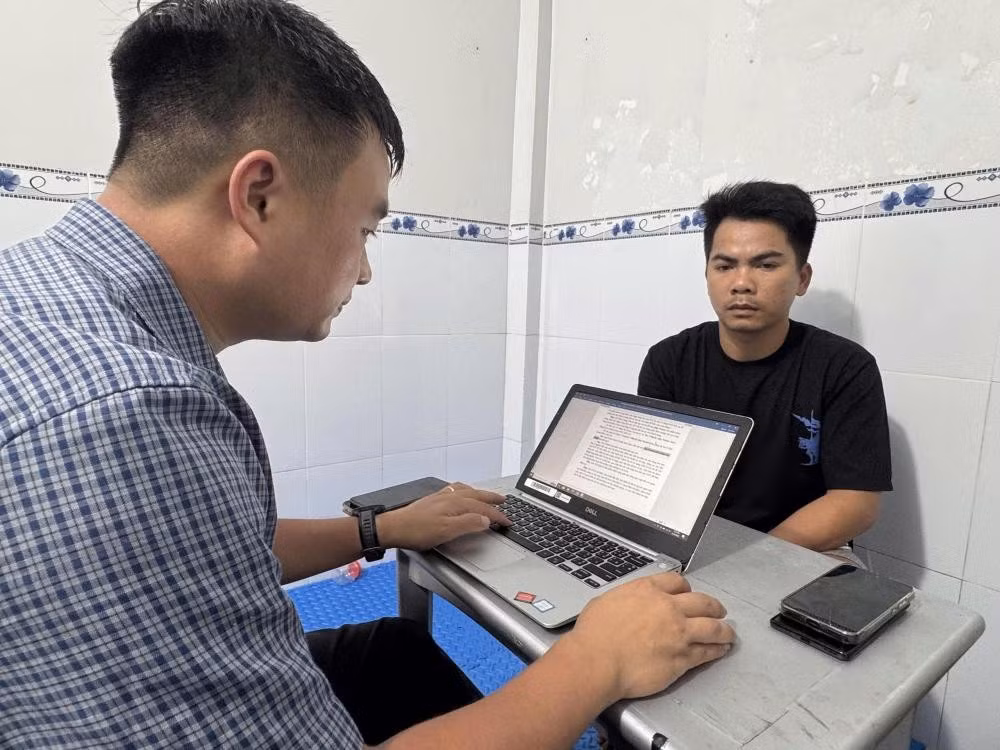 Đối tượng Nguyễn Chí Thanh tại cơ quan an ninh điều tra. (Ảnh: Công an Hà Tĩnh cung cấp)