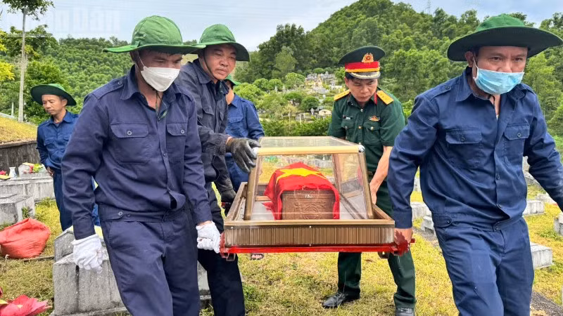 Việc thu nhận mẫu hài cốt liệt sĩ phục vụ giám định ADN tại Nghĩa trang Liệt sĩ Nầm được triển khai chặt chẽ, khoa học.