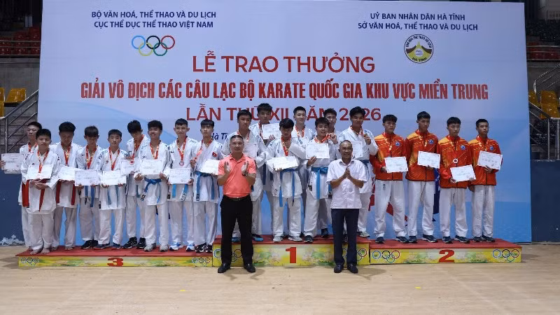 Đại diện Ban tổ chức trao thưởng cho các vận động viên thi đấu xuất sắc.