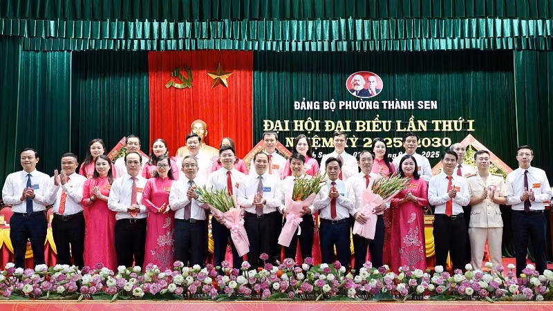 Ban chấp hành Đảng bộ phường Thành Sen nhiệm kỳ 2025-2030 ra mắt đại hội.