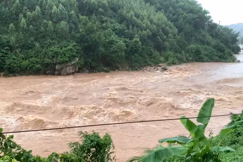 [Video] Nhiều nhà dân ở Bắc Ninh bị cô lập, giao thông chia cắt do mưa lũ bão số 4