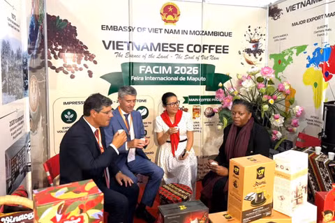 Các Đại sứ, đại diện các cơ quan ngoại giao tại Mozambique tham quan và thưởng thức cà-phê tại gian hàng của Đại sứ quán Việt Nam tại Mozambique. (Ảnh: Đại sứ quán Việt Nam tại Mozambique cung cấp)