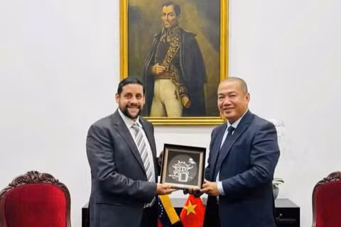 Đại sứ Võ Tuấn Ngọc và Thứ trưởng Ngoại giao và Thương mại Quốc tế Venezuela phụ trách châu Á, Eduardo Ramirez. (Ảnh: Đại sứ quán Việt Nam tại Venezuela cung cấp)