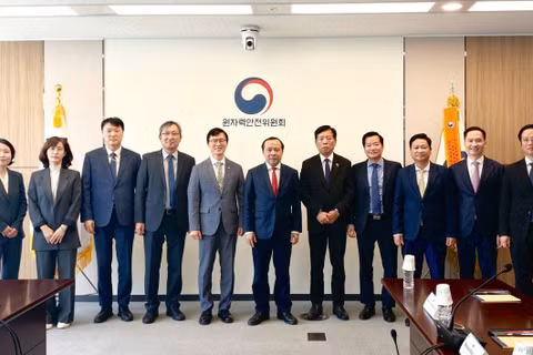 Đoàn công tác làm việc và chụp ảnh kỷ niệm với lãnh đạo cơ quan sở hữu trí tuệ Hàn Quốc. (Ảnh: Đại sứ quán Việt Nam tại Hàn Quốc cung cấp)