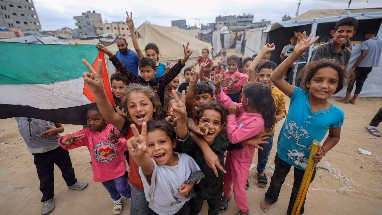 tre-em-palestine-an-mung-tai-mot-trai-danh-cho-nguoi-di-tan-o-nuseirat-mien-trung-dai-gaza-anh-eyad-baba-af-getty-images.jpg