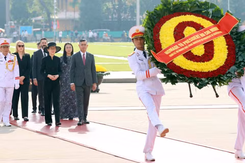[Ảnh] Thủ tướng Liechtenstein viếng Chủ tịch Hồ Chí Minh