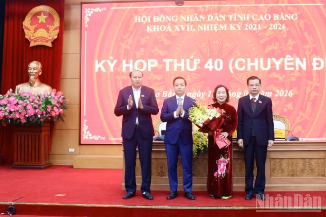 Lãnh đạo tỉnh Cao Bằng tặng hoa chúc mừng đồng chí Hà Nhật Lệ, Phó Chủ tịch Ủy ban nhân dân tỉnh Cao Bằng.