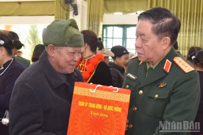 Đại tướng Nguyễn Trọng Nghĩa, Chủ nhiệm Tổng cục Chính trị Quân đội nhân dân Việt Nam tặng quà gia đình chính sách ở xã Tam Kim, tỉnh Cao Bằng