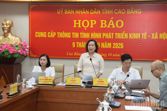 Đồng chí Hà Nhật Lệ, Phó Chủ tịch Ủy ban nhân dân tỉnh Cao Bằng phát biểu ý kiến tại buổi họp báo. (Ảnh: MINH TUẤN)