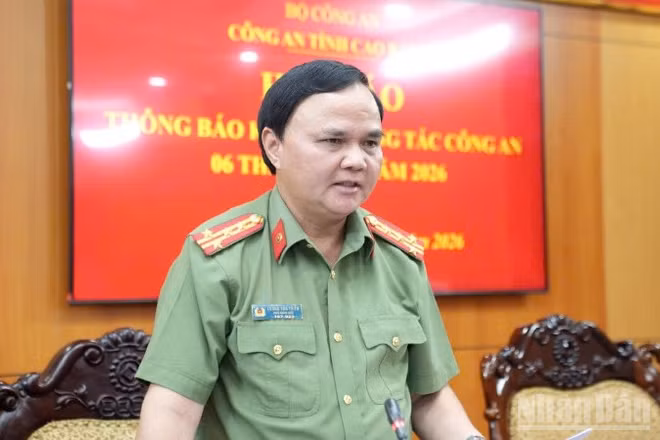 Đại tá Lương Văn Thiểm, Phó Giám đốc Công an Cao Bằng trao đổi, trả lời câu hỏi tại cuộc họp báo.