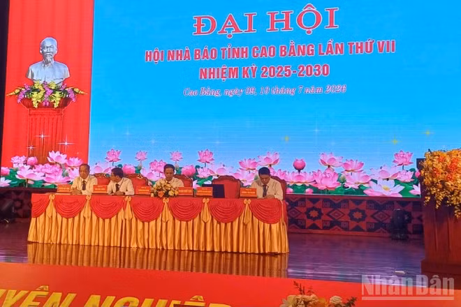 Đại diện Đoàn Chủ tịch trình bày báo cáo chính trị tại Đại hội.