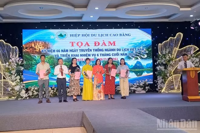 Hiệp hội Du lịch tỉnh Cao Bằng trao quyết định kết nạp hội viên mới.