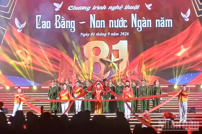 Màn khai mạc rực rỡ của chương trình. (Ảnh: MINH TUẤN)