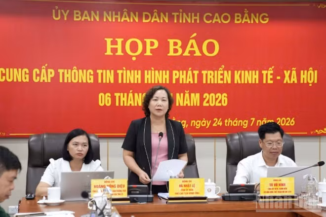 Phó Chủ tịch Ủy ban nhân dân tỉnh Cao Bằng Hà Nhật Lệ phát biểu ý kiến tại buổi họp báo.