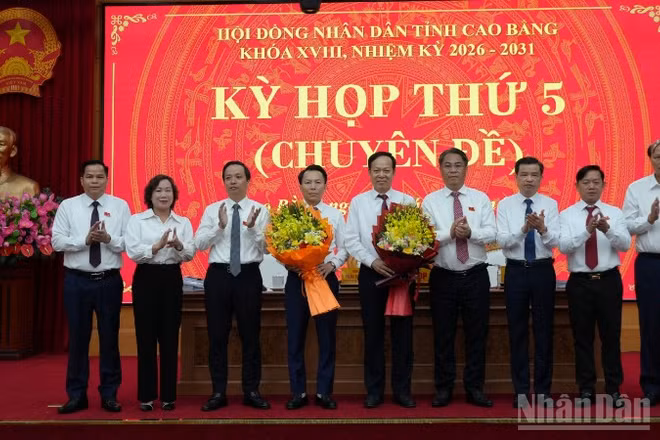 Lãnh đạo tỉnh Cao Bằng tặng hoa chúc mừng đồng chí Lương Tuấn Hùng và đồng chí Vũ Đình Quang trên cương vị mới.