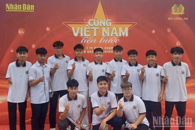 Học sinh Cao Bằng tham dự chương trình đi bộ "Cùng Việt Nam tiến bước" năm 2025.