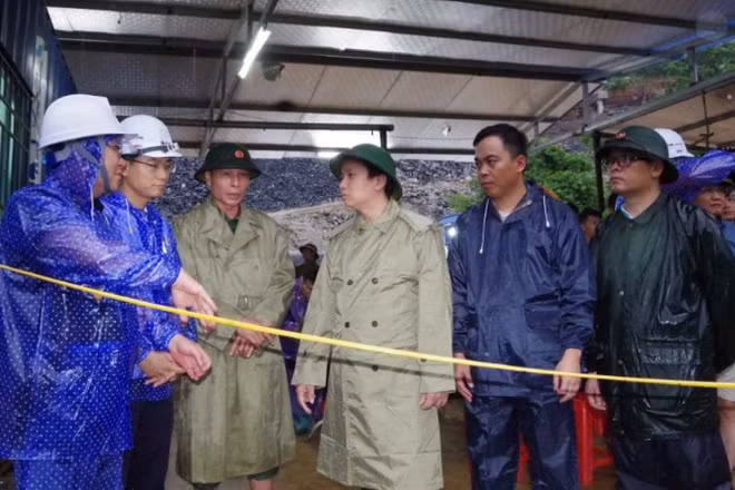 Chủ tịch Ủy ban nhân dân tỉnh Cao Bằng, Lê Hải Hòa (thứ 4 từ trái sang) kiểm tra, chỉ đạo công tác khắc phục hậu quả thiên tai tại xã Đức Long. (Ảnh: Báo Cao Bằng)