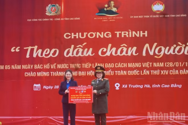 Lãnh đạo Cục Công tác Chính trị, Bộ Công an, trao tượng trưng kinh phí hỗ trợ chương trình.