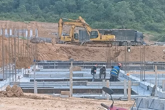 Trên công trường thi công Trường phổ thông nội trú liên cấp tiểu học và trung học cơ sở xã Hạ Lang, tỉnh Cao Bằng. (Ảnh: VIỆT HÙNG)