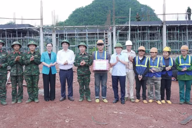 Phó Thủ tướng Lê Tiến Châu và lãnh đạo tỉnh Cao Bằng tặng quà đơn vị thi công trường nội trú liên cấp ở xã biên giới. (Ảnh: Báo Cao Bằng)