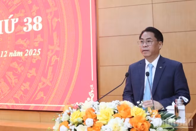 Đồng chí Phan Thăng An, Bí thư Tỉnh ủy Cao Bằng phát biểu ý kiến tại kỳ họp.