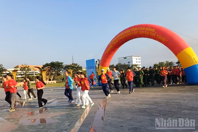 Các đại biểu và người dân chạy bộ hưởng ứng phong trào thường xuyên tập luyện thể thao. (Ảnh: MINH TUẤN)