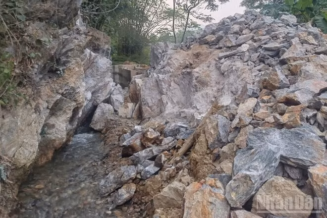 Tại công trường thi công kênh Phai Hóa, đoạn đầu kênh vẫn còn ngổn ngang đất, đá.