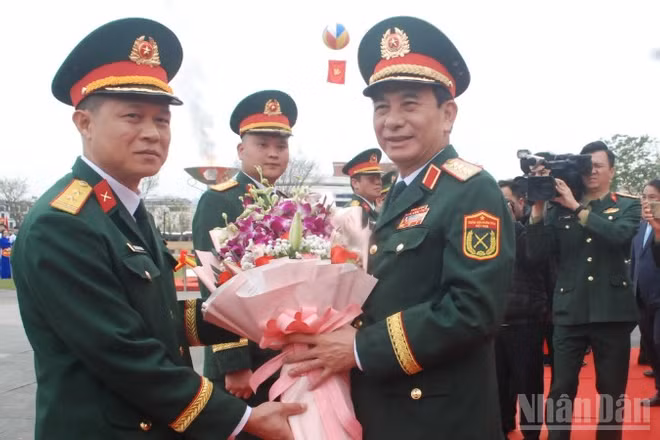 Đại tướng Phan Văn Giang, Bộ trưởng Quốc phòng tặng hoa cho đơn vị tiếp nhận tân binh.