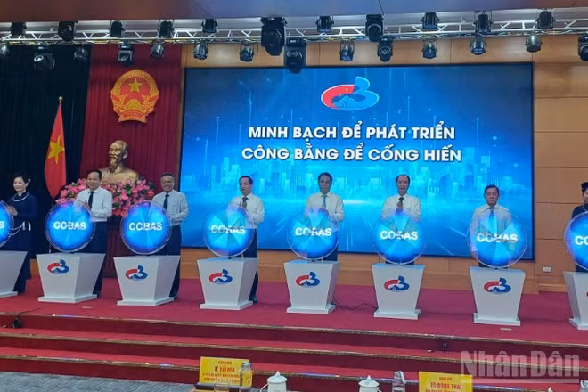 Lãnh đạo tỉnh Cao Bằng và các đại biểu bấm nút vận hành hệ thống đánh giá, xếp loại mức độ hoàn thành công việc của tập thể, cá nhân.