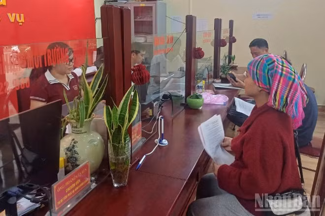 Người dân giải quyết thủ tục hành chính tại Trung tâm phục vụ hành chính công xã Hà Quảng, tỉnh Cao Bằng.