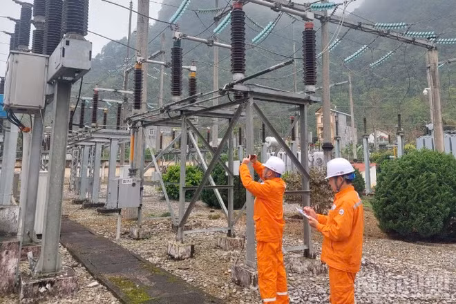 Nhân viên Xí nghiệp lưới điện cao thế Cao Bằng kiểm tra độ ổn định cấp điện trên lưới điện cao thế.