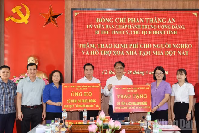 Bí thư Tỉnh ủy Cao Bằng Phan Thăng An trao kinh phí cho xã Cô Ba chăm lo hộ nghèo.