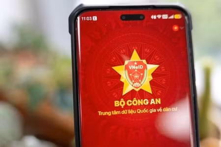 Công dân có trách nhiệm chủ động phối hợp cung cấp, cập nhật và tích hợp thông tin cá nhân vào tài khoản định danh điện tử. (Ảnh: HÀ LINH)