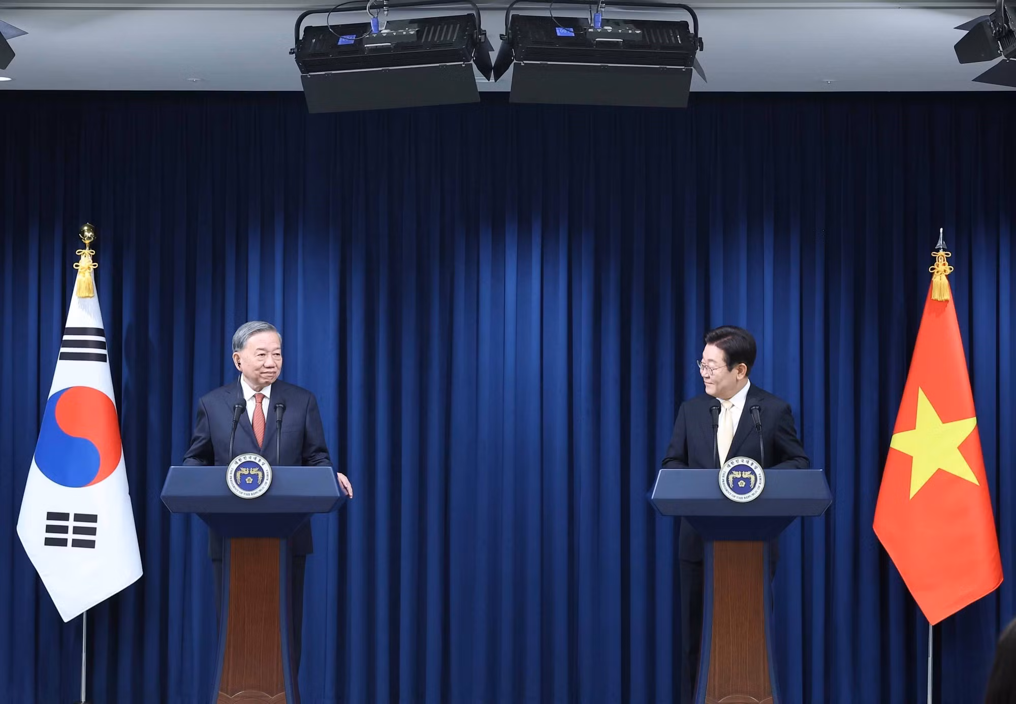 vna-potal-tong-bi-thu-to-lam-va-tong-thong-han-quoc-lee-jae-myung-gap-go-bao-chi-8202876.jpg