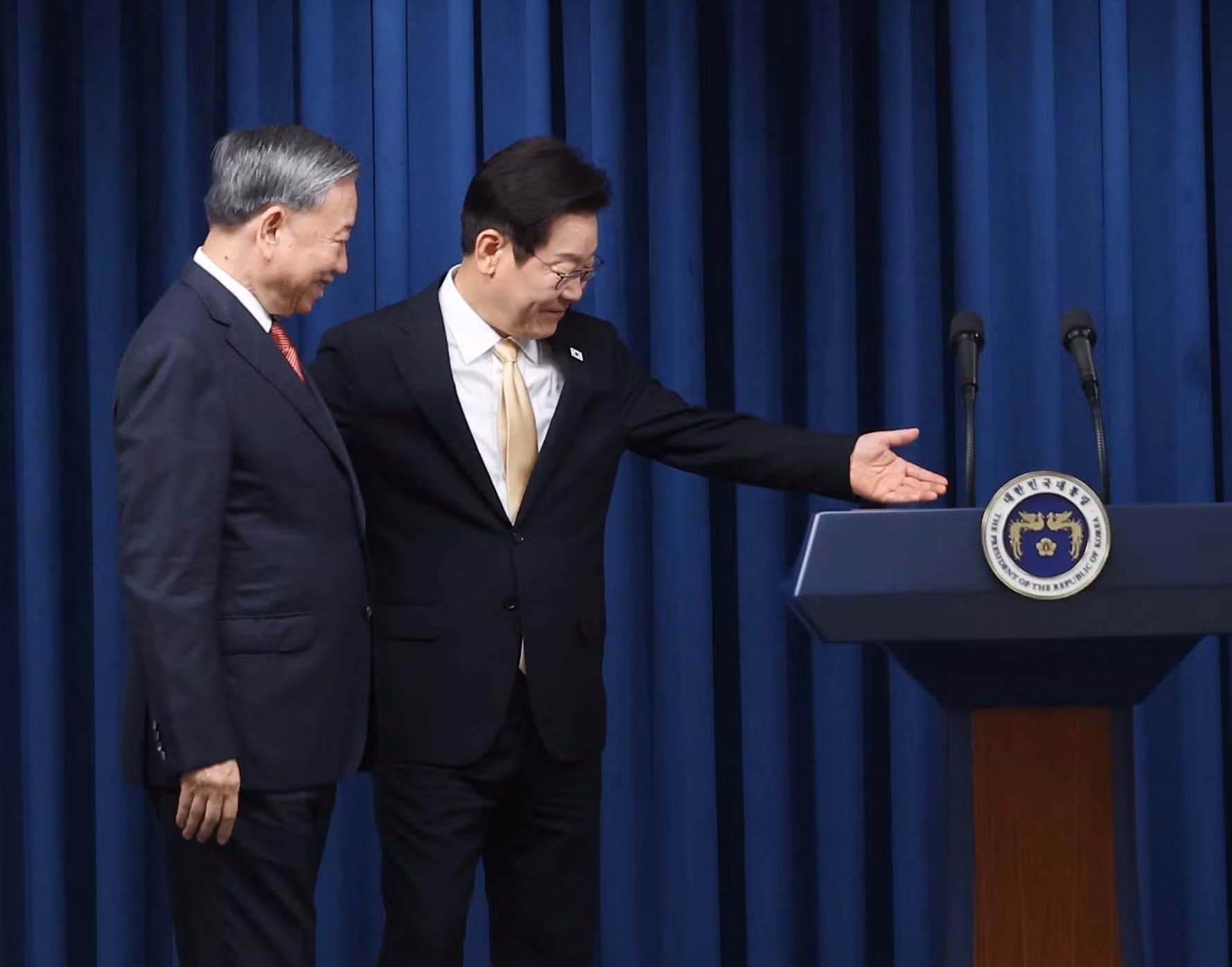 vna-potal-tong-bi-thu-to-lam-va-tong-thong-han-quoc-lee-jae-myung-gap-go-bao-chi-8202889.jpg