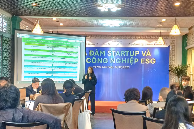 Diễn giả thuyết trình về khu công nghiệp ESG.