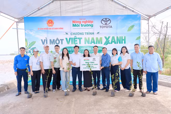 Ban tổ chức trao tặng tượng trưng cây xanh cho đại diện xã Nam Cường. (Ảnh: XUÂN TÚ)